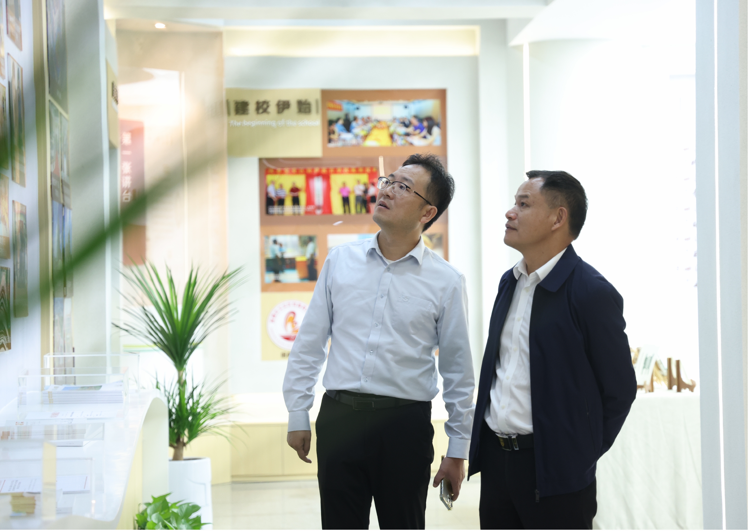 參觀校史館.jpg 參觀校史館.jpg