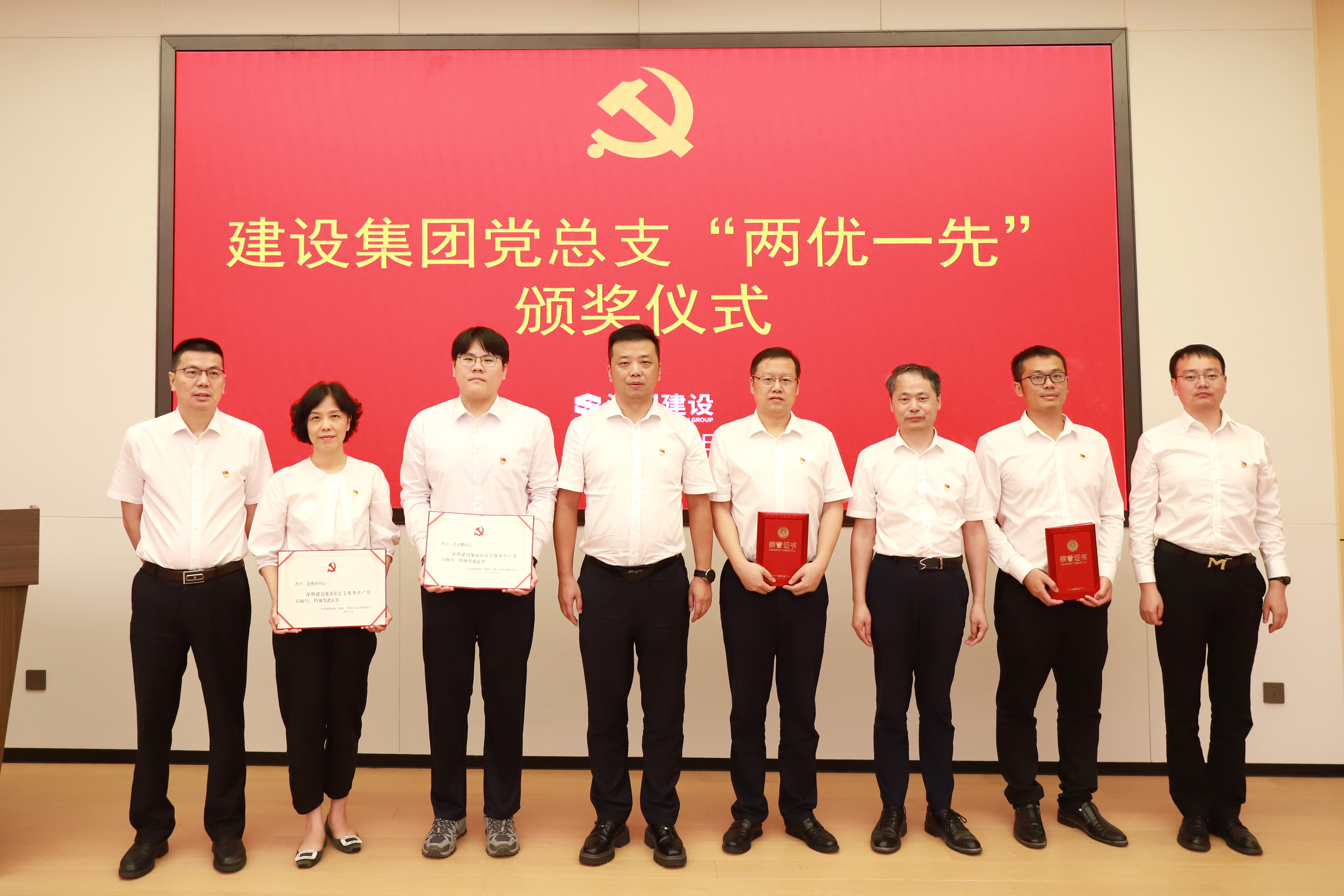 優(yōu)秀共產(chǎn)黨員2.JPG 優(yōu)秀共產(chǎn)黨員2.JPG